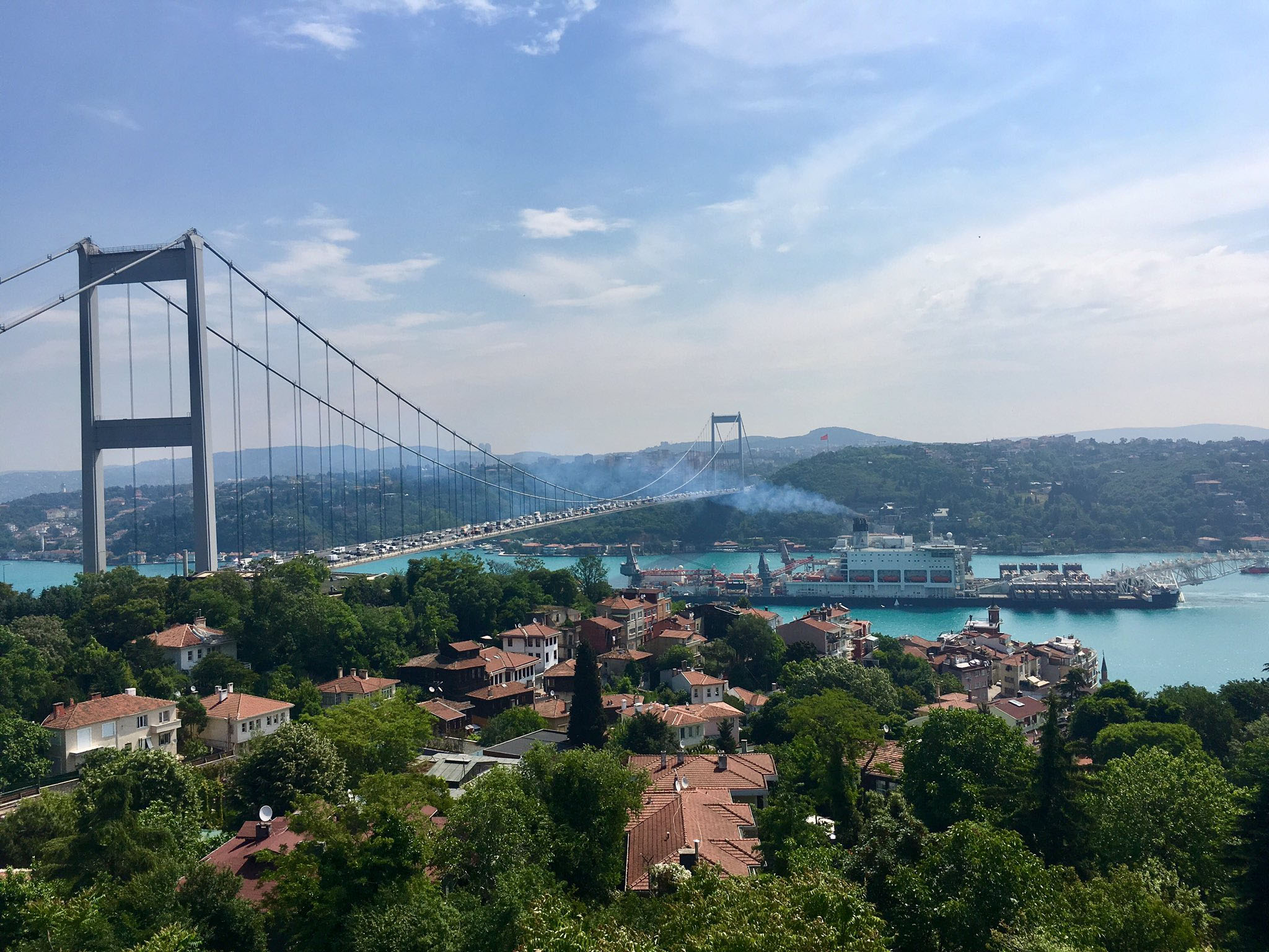 Türk Akımı için boru döşeyecek "Pioneering Spirit" İstanbul Boğazın'dan böyle geçti