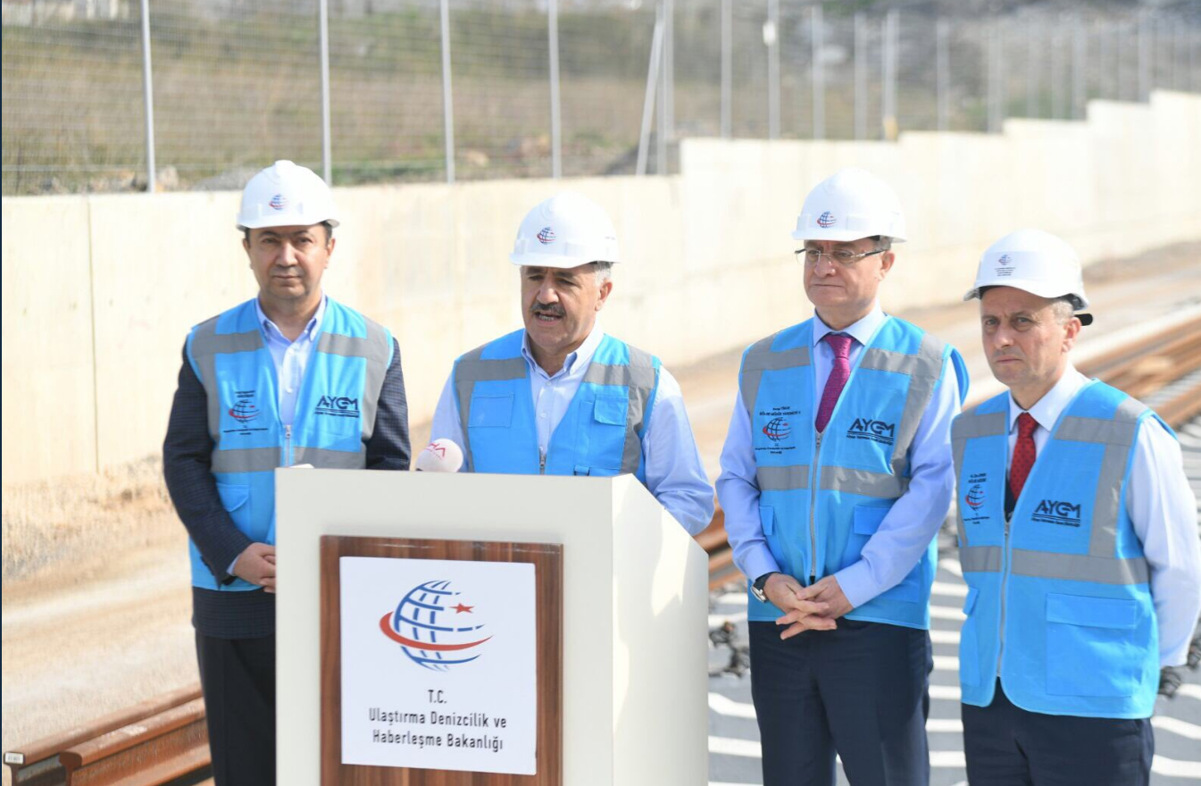 Bakan Arslan`dan Gebze-Halkalı Banliyö Hatları müjdesi