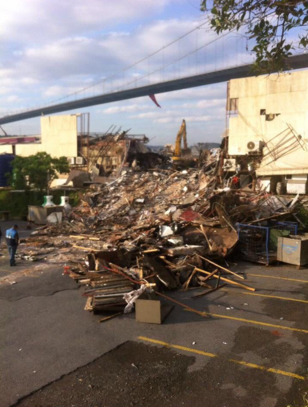 Önce bomba patladı, şimdi de iş makinaları yıktı geçti... Reina yerle bir oldu...