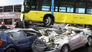 İstanbul Büyükşehir'den metrobüs kazası açıklaması! İşte Acıbadem metrobüs kaza anı