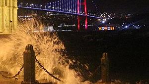 İstanbul'da şiddetli lodos nedeniyle seferler iptal