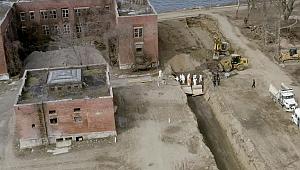 Amerika'da Covid-19'dan ölenler mahkumlarca işte böyle toplu olarak gömülüyor