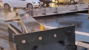 İstanbul'da TEM Hasdal yolunda yön tabelası devrildi! Trafik durma noktasında...