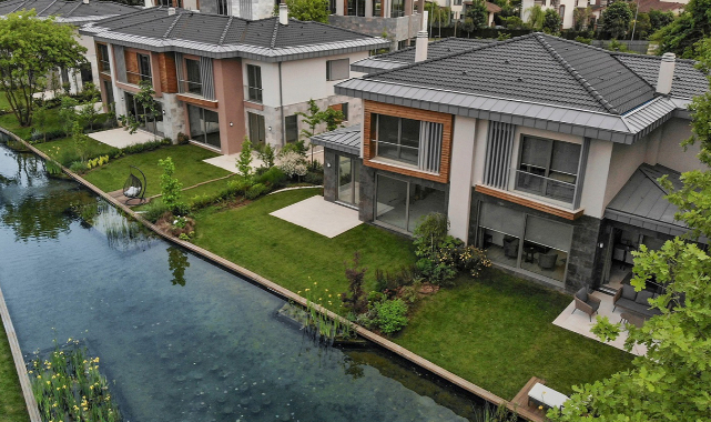 İstanbul Ömerli'de doğa içerisinde 244 bahçeli dubleks evin yer aldığı Dekar projesinde teslimler yapıldı