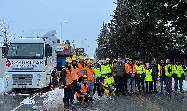 Özyurtlar'dan deprem bölgesine makine operatörü, mühendis ve hemşirelerden oluşan 15 kişilik yardım ekibi, iş makineleri yolladı