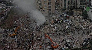 Tahincioğlu, deprem bölgesine iş makineleri yolladı