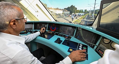 Sakarya'da üretilen Milli Elektrikli Tren projesinde 3. set raylarda test ediliyor