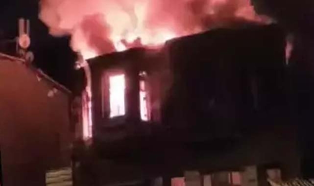 İstanbul Beyoğlu'nda 2 katlı binada korkutan yangın