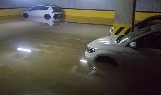 İstanbul'da o AVM otoparkı sel sularına teslim oldu