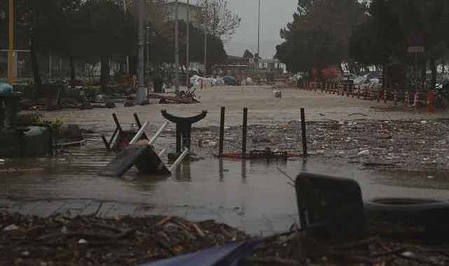 İstanbul'da Şiddetli yağış ve fırtına saat 22.00'ye kadar sürecek!
