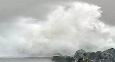 Çanakkale'de şiddetli rüzgar ve akıntı nedeniyle boğaz gemi trafiğine kapatıldı!