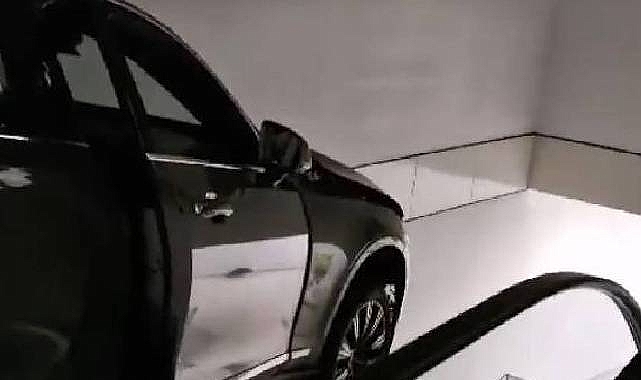 İstanbul'da yaşandı: Otomobil, AVM yürüyen merdivenlerine daldı, askıda kaldı...