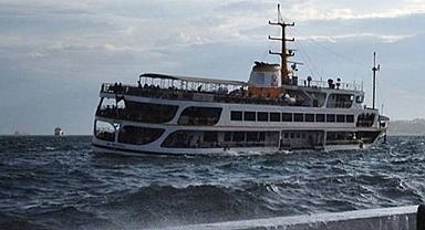 İstanbul'da rüzgar ve fırtına vapur seferlerini etkiledi!