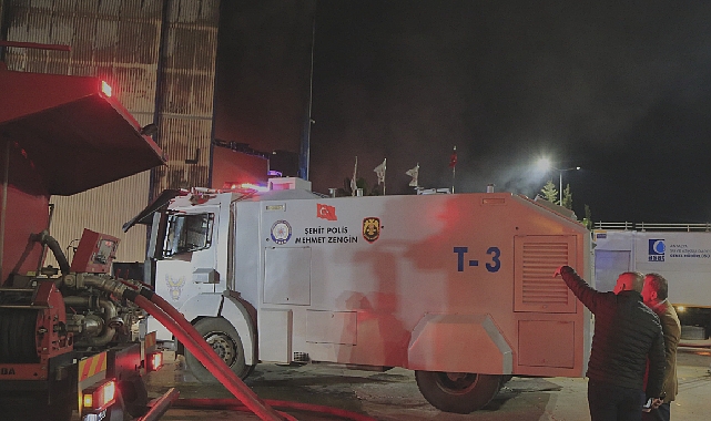 Antalya'da tersanede korkutan yangın! Yat imalathanesi alev alev yanıyor...