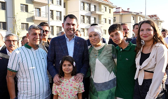 Bakan Kurum, Hatay'da Emlak Konut tarafından inşa edilen deprem evlerini inceledi