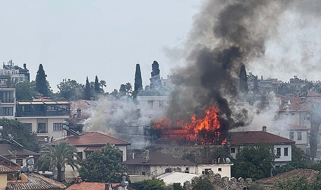 Antalya Kaleiçi'nde otel yangını